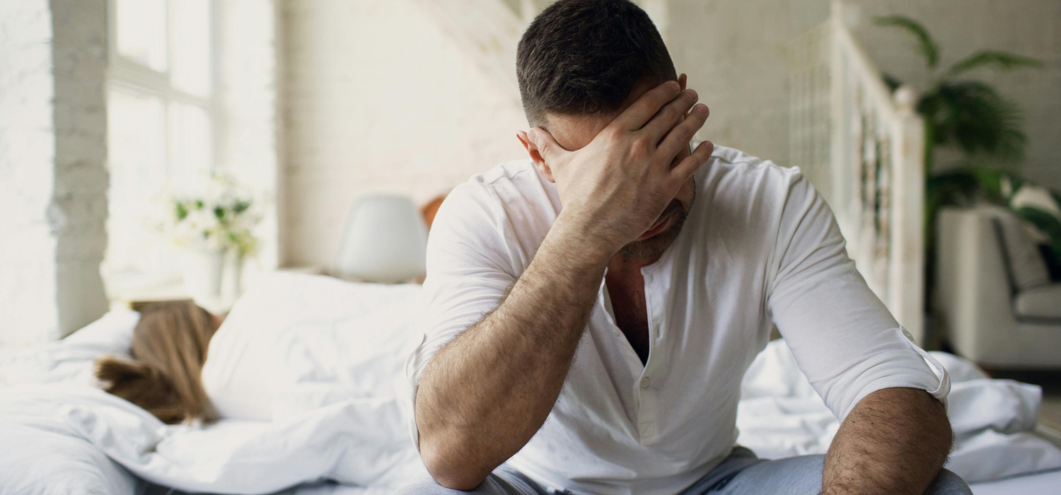 κάταγμα πέους man in bed looking troubled
