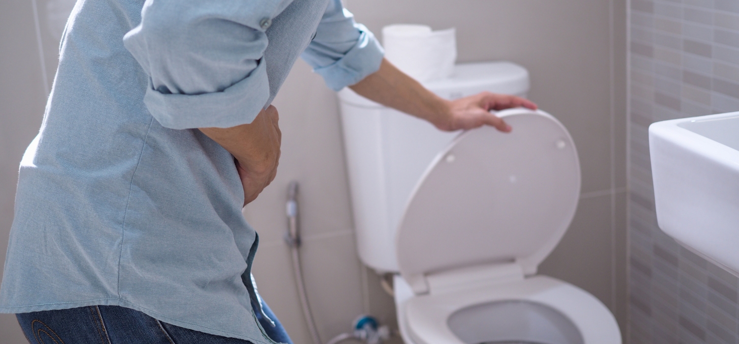 αίμα στα ούρα man going to toilet
